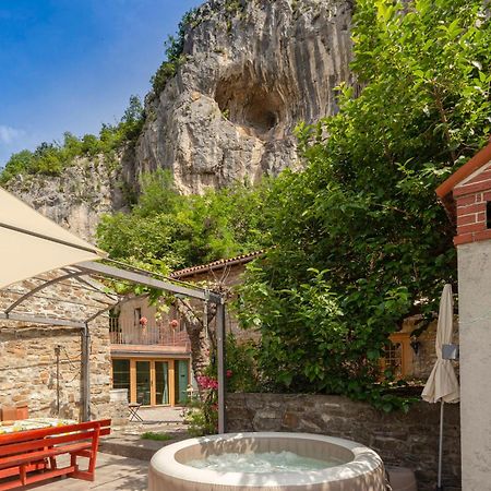 Under The Rock House In Osp With Hot Tub Apartman Kültér fotó