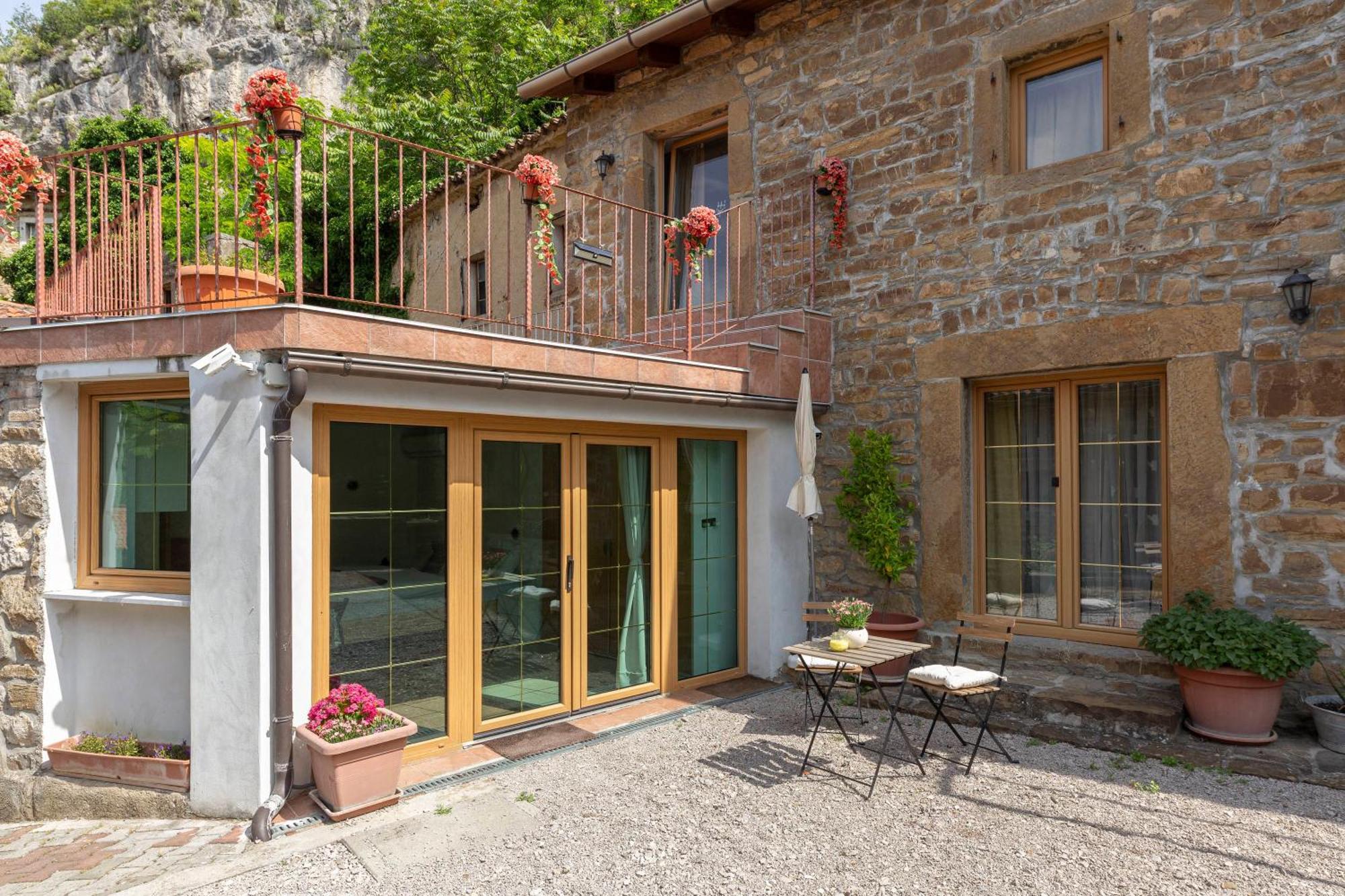 Under The Rock House In Osp With Hot Tub Apartman Kültér fotó