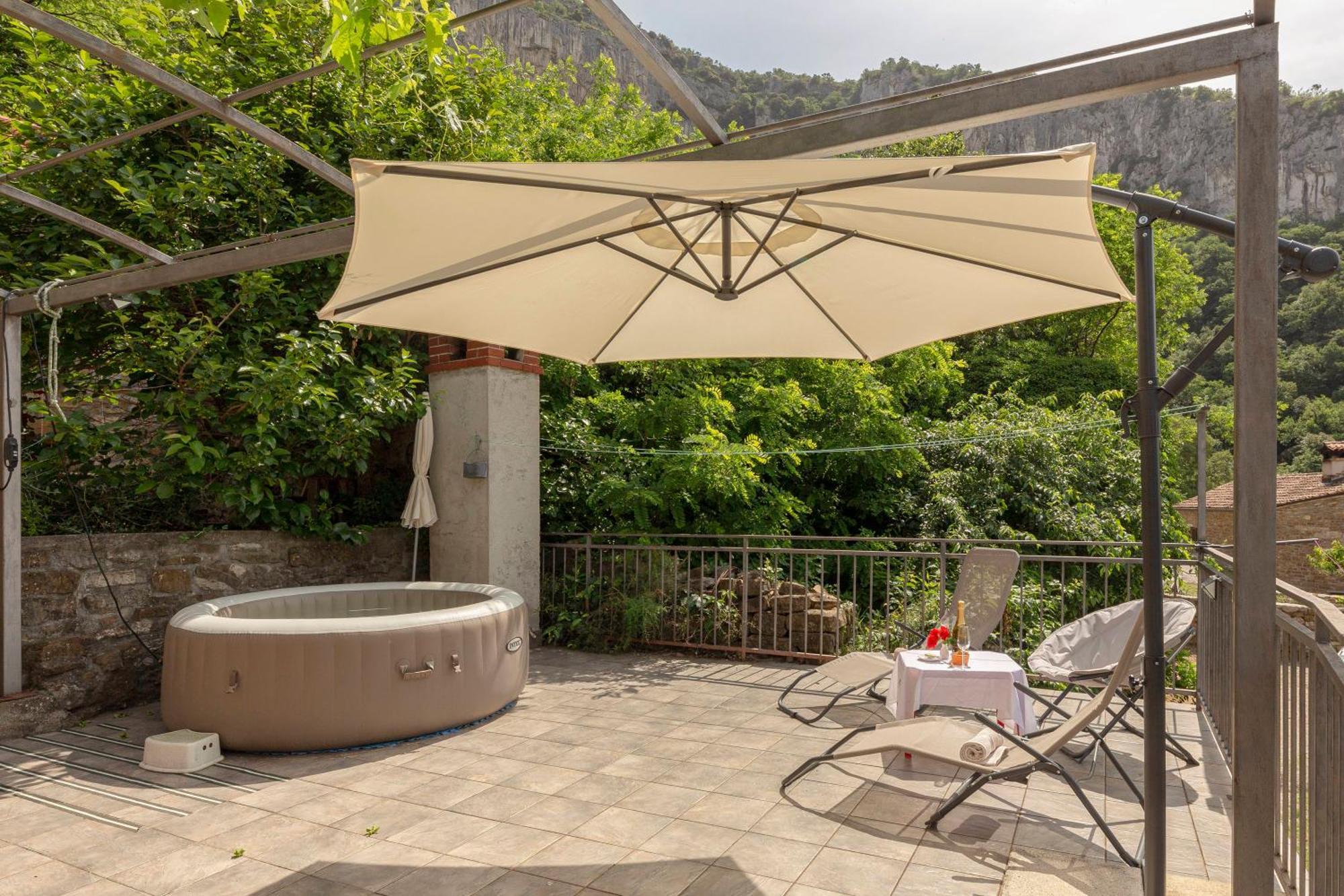 Under The Rock House In Osp With Hot Tub Apartman Kültér fotó