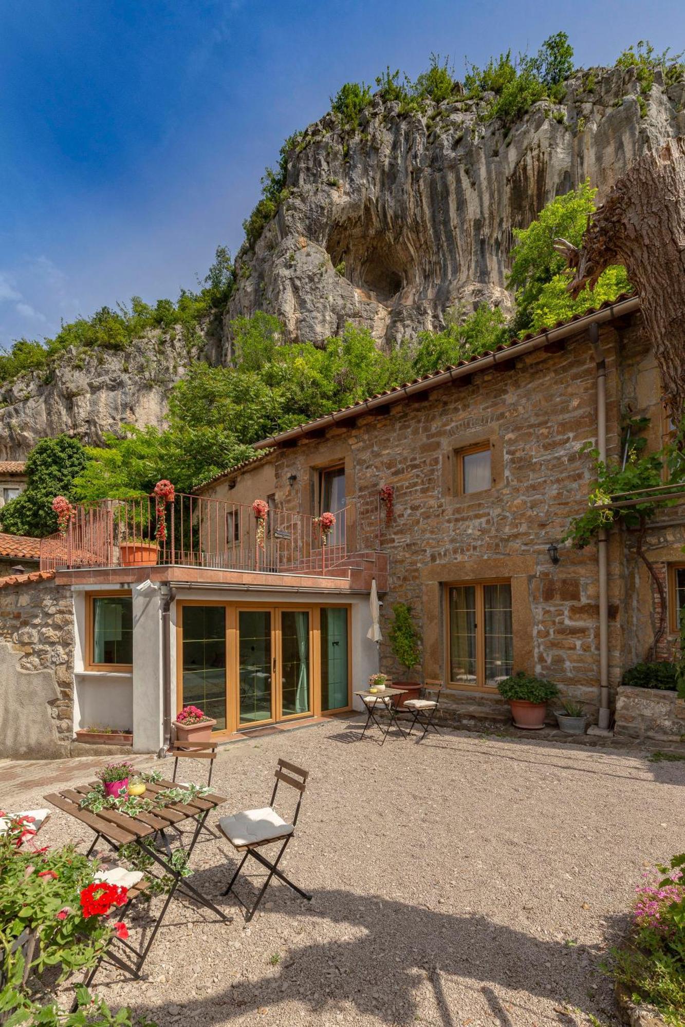 Under The Rock House In Osp With Hot Tub Apartman Kültér fotó