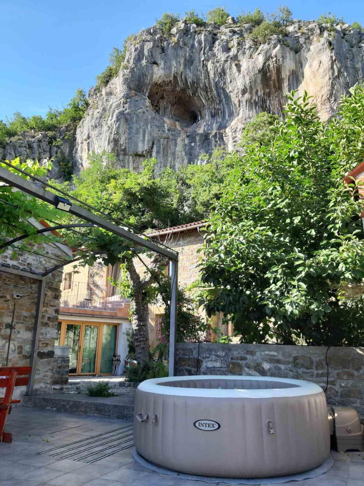 Under The Rock House In Osp With Hot Tub Apartman Kültér fotó